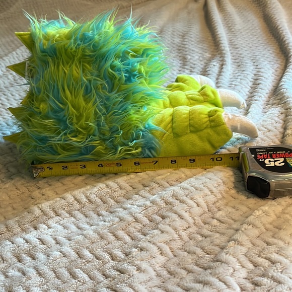 Men’s size 4 to 7 and Women’s size 5 to 8 monster claw green fuzzy slippers. - Picture 8 of 9